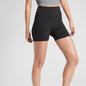 Athleta Black Lightning Short 4.5” in Supersonic